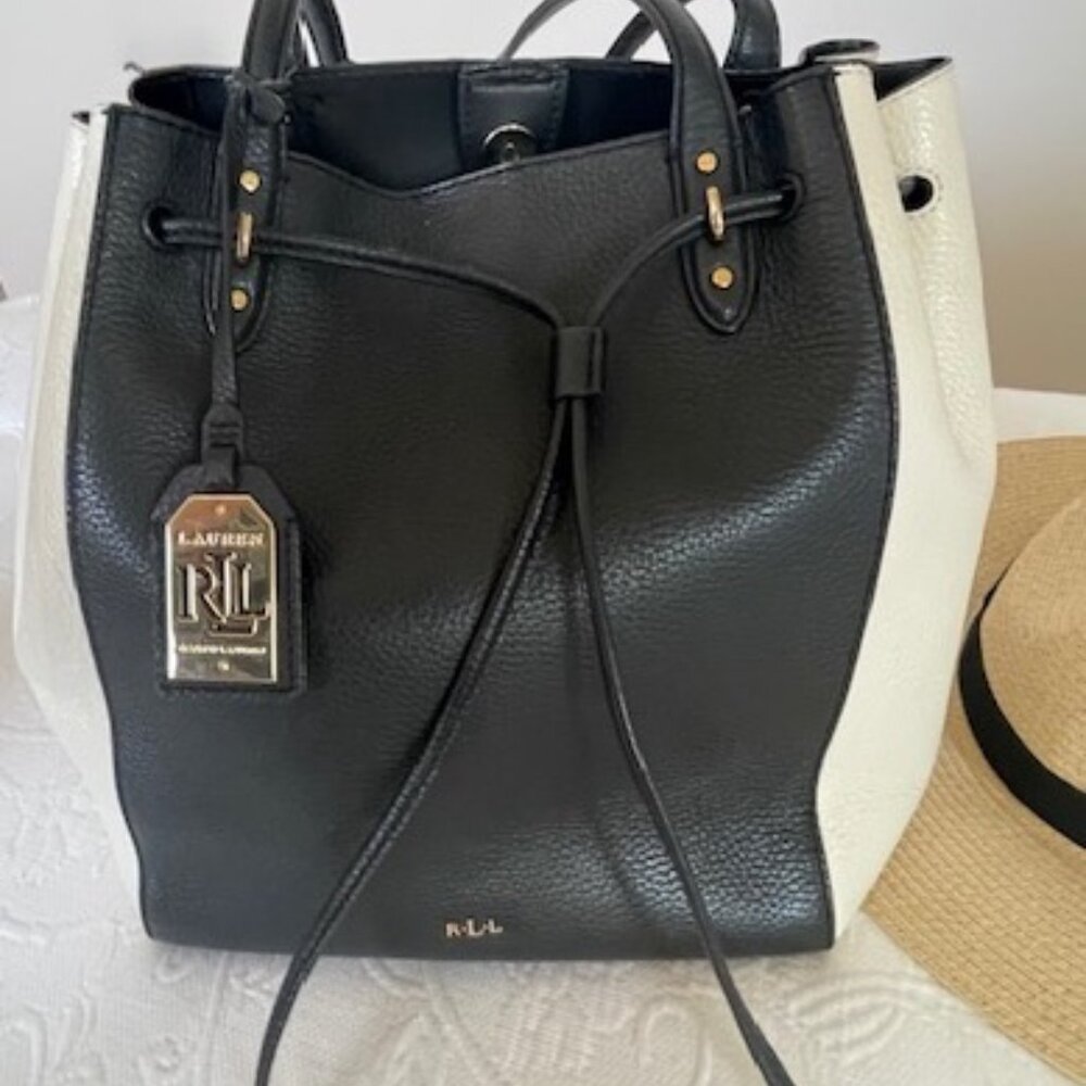 Gorgeous RALPH LAUREN shoulder bag/bucket in black and off white leather